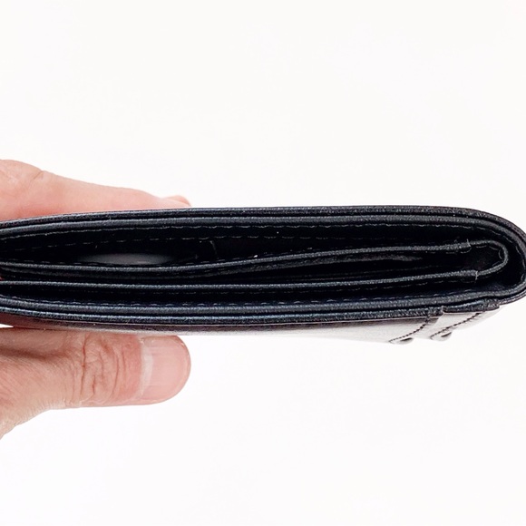 mobi.D (mobile digital) Smart AirTag Classic Leather Wallet - Picture 11 of 12